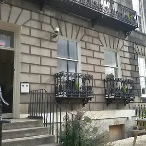 2* Konukevi Adelphi